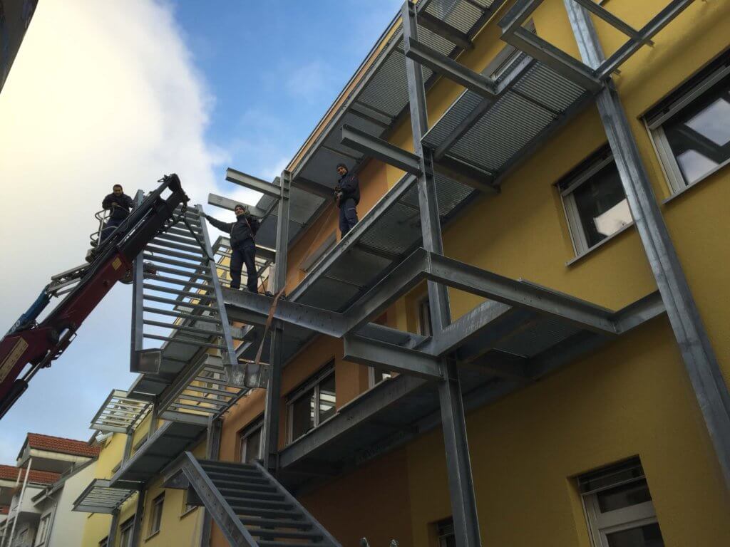 Montage einer kombinierten Balkon- und Fluchttreppenanlage