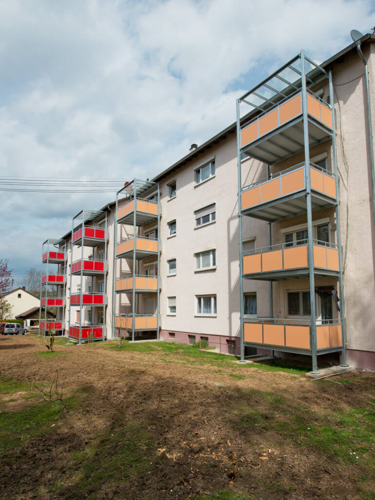 Stahlbalkontürme verzinkt mit Trespafüllung. Hergestellt und montiert von uns.