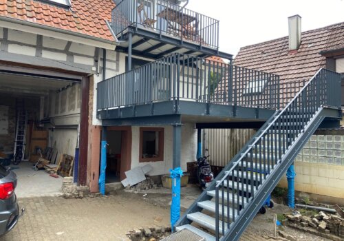 Balkon- und Treppenanlage pulverbeschichtet